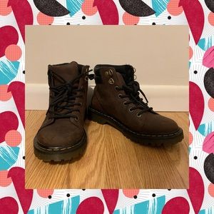 DR. MARTENS FAORA BOOTS BROWN